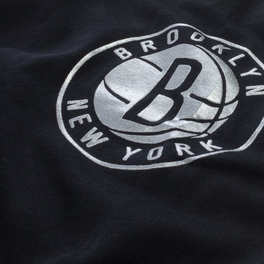 Футболка Mitchell & Ness - Brooklyn Nets Metallic Silver Left Chest Logo Tee