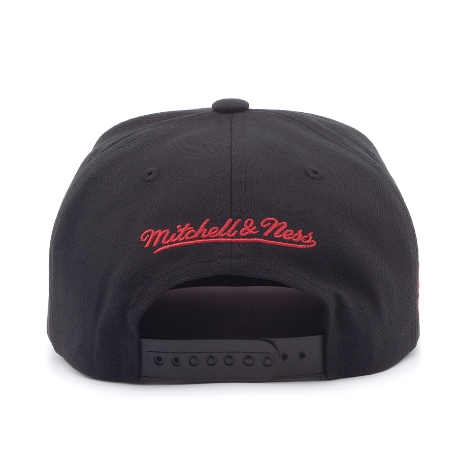 Бейсболка Mitchell & Ness - Logo Eclipse Snapback NBA Chicago Bulls (black) Бейсболка Mitchell & Ness - Logo Eclipse Snapback NBA Chicago Bulls (black)